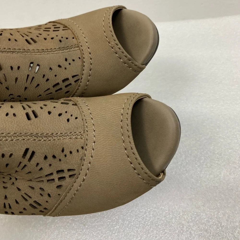 Earth Origins Shaye Taupe Khaki Tan Neutral Heel Leather Laser cut Bootie Size 6